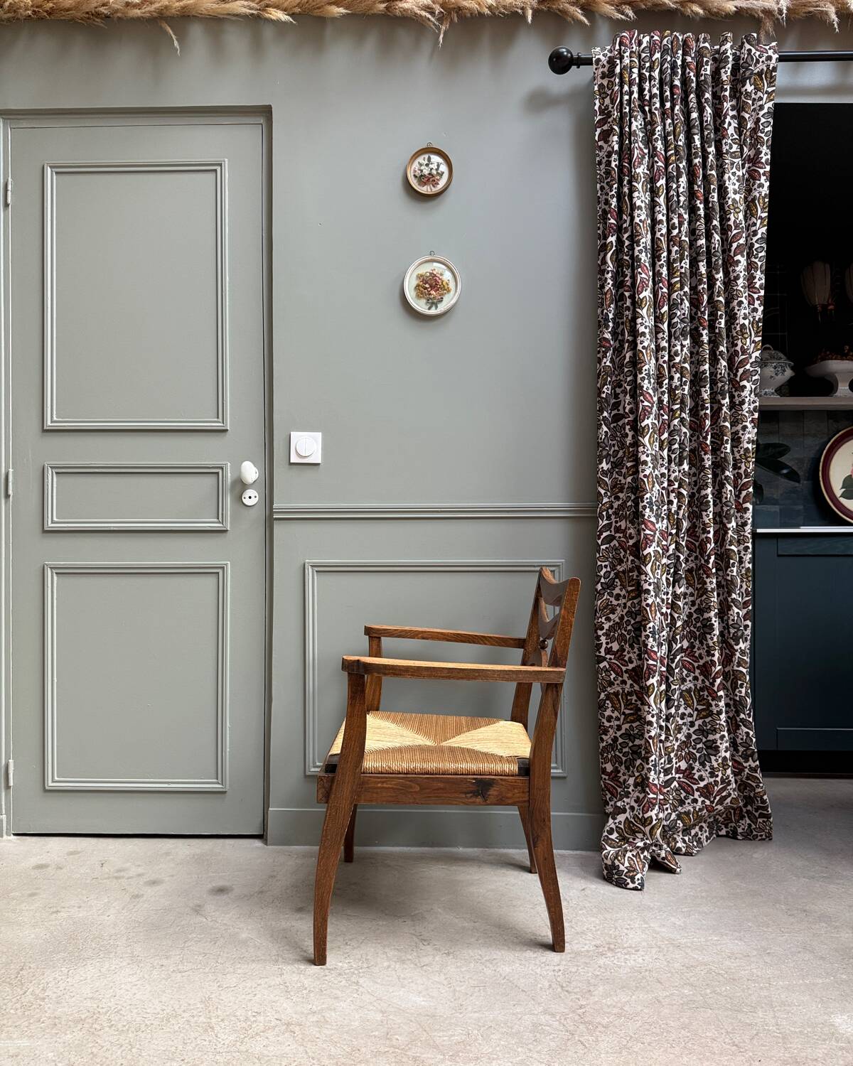 Fauteuil ancien en bois et assise paillée