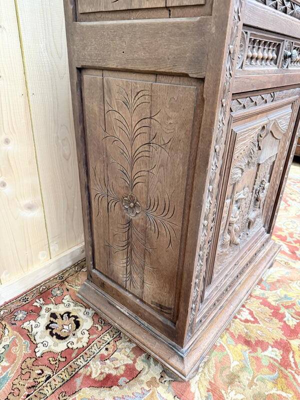 Bonnetiere - Armoire bretonne en chêne massif sculpté
