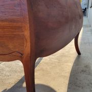 Commode galbée de style Louis xv en acajou