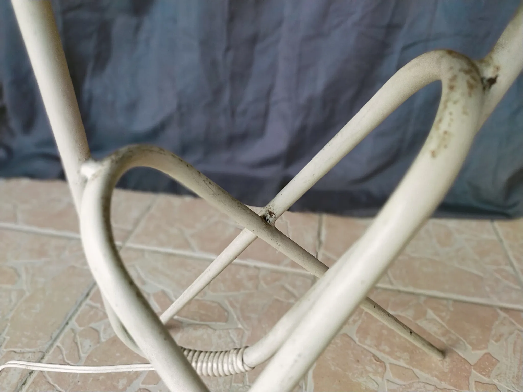 Lampadaire vintage dans le goût de Mathieu Matégot