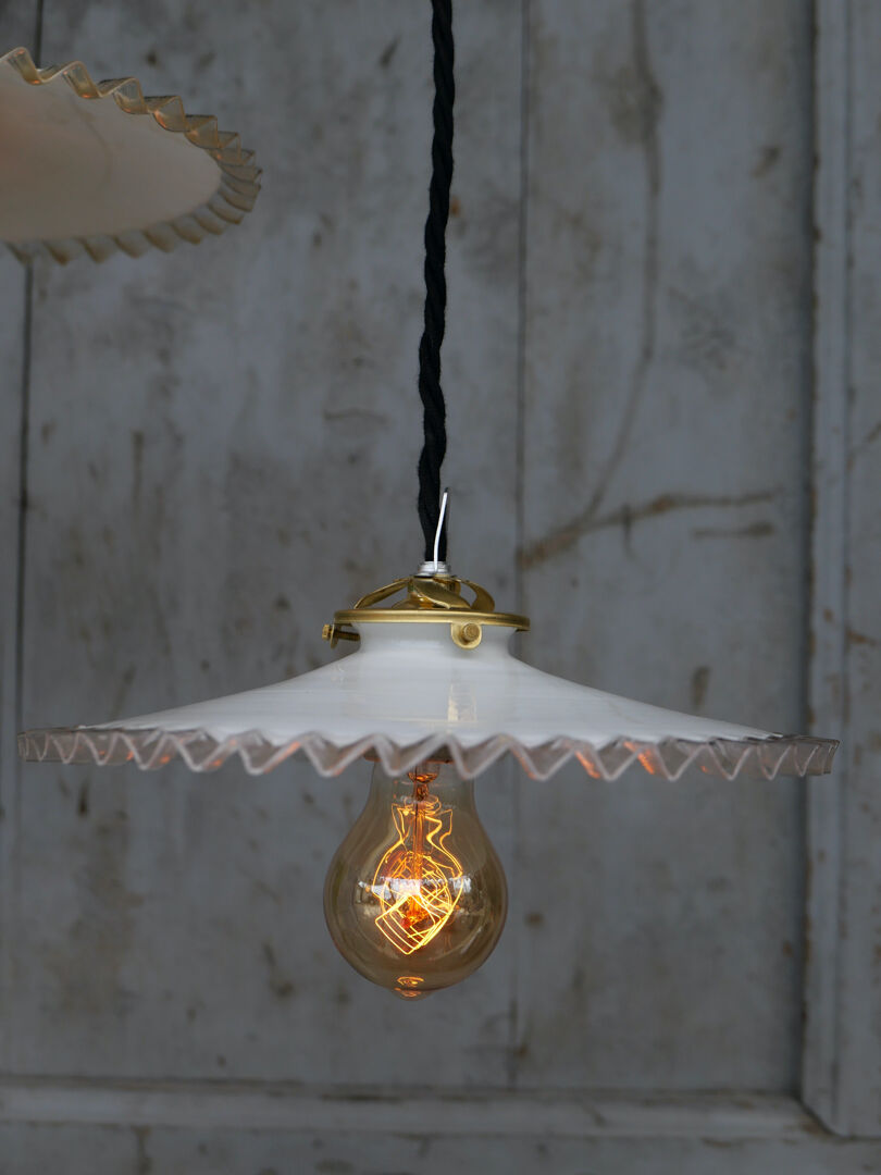 Suspension with lace opaline lampshade