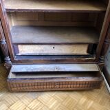Bibliothèque en bois ancienne avec fronton