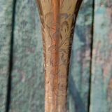 Grand vase en laiton doré et gravé
