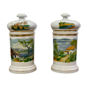 Paire de pots à couvercle en porcelaine