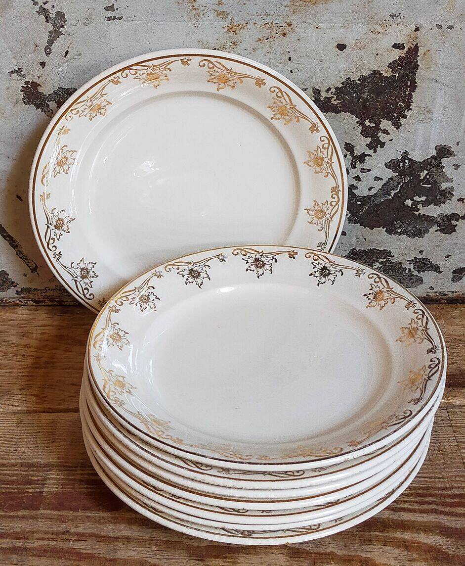 Eight Villeroy & Boch dessert plates with gold decor