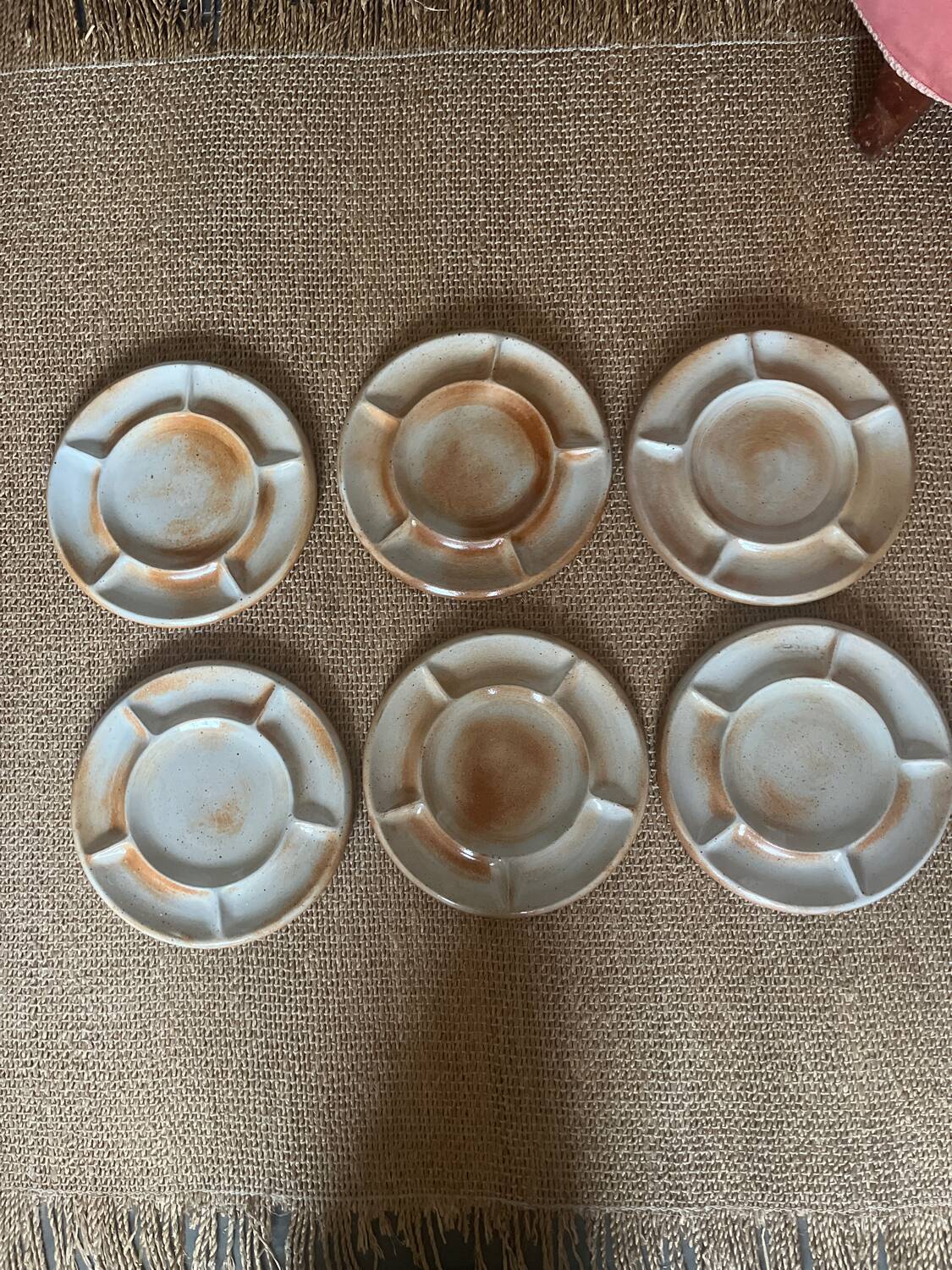 6 stoneware plates