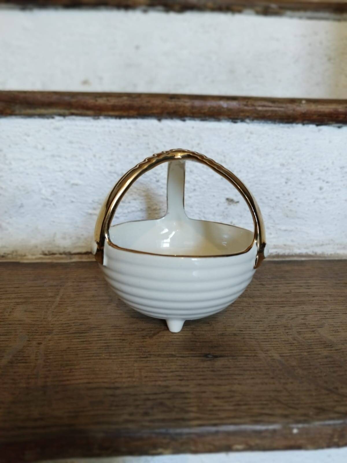 Petit panier en céramique avec dorure estampillé "Faience Tchéchoslovaquie"