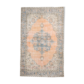 Distressed madallion style rug 354x219 cm