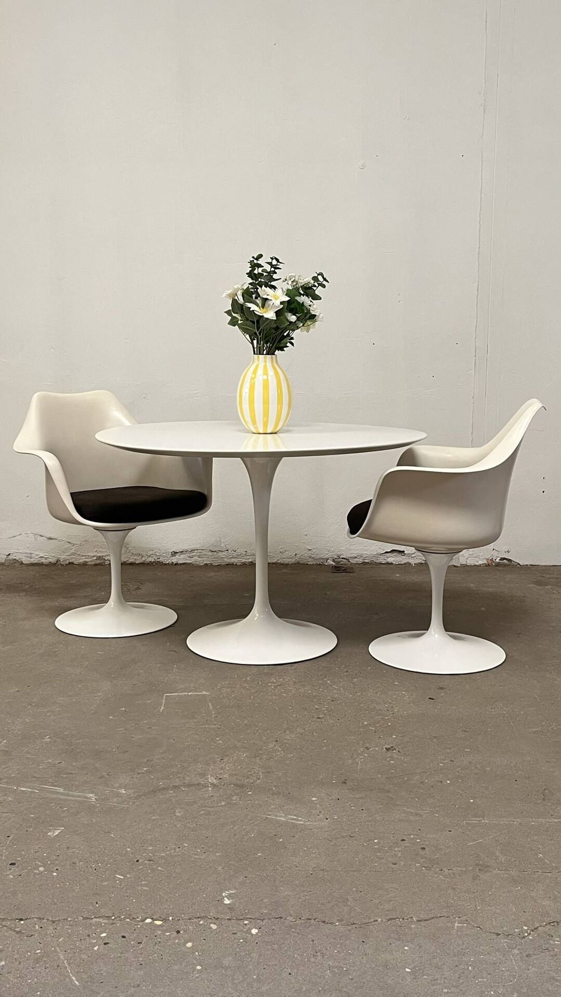 4 Tulip chairs by Eero Saarinen for Knoll