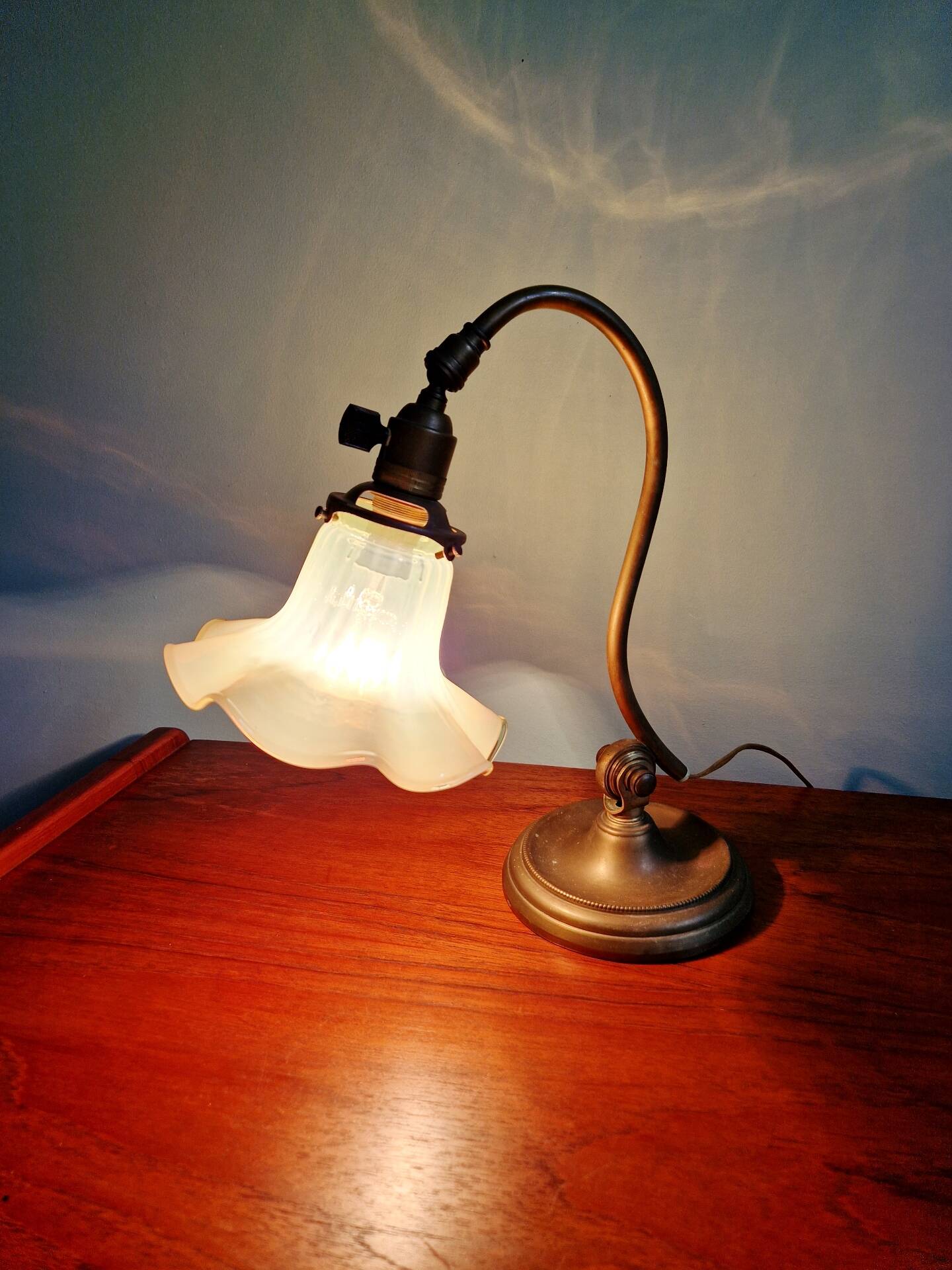 Art Nouveau desk lamp, bronze and opalescent glass