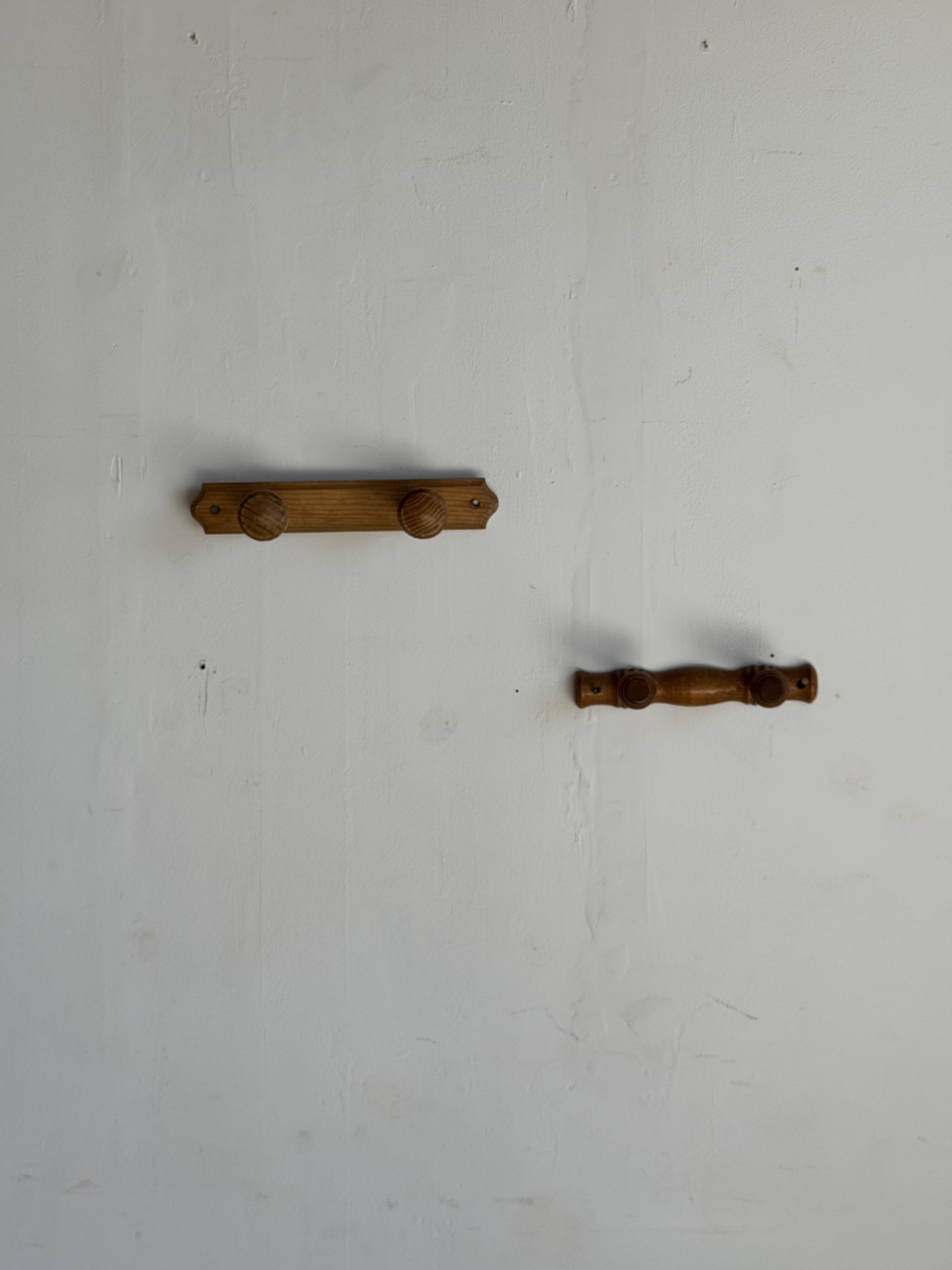 Small coat hook with two round flat button pegs in pine H8.
