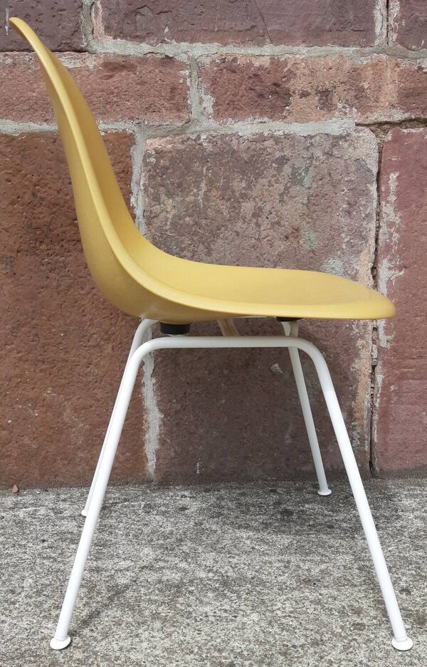 Chaise Eames Fiberglass DSX pour Vitra.
