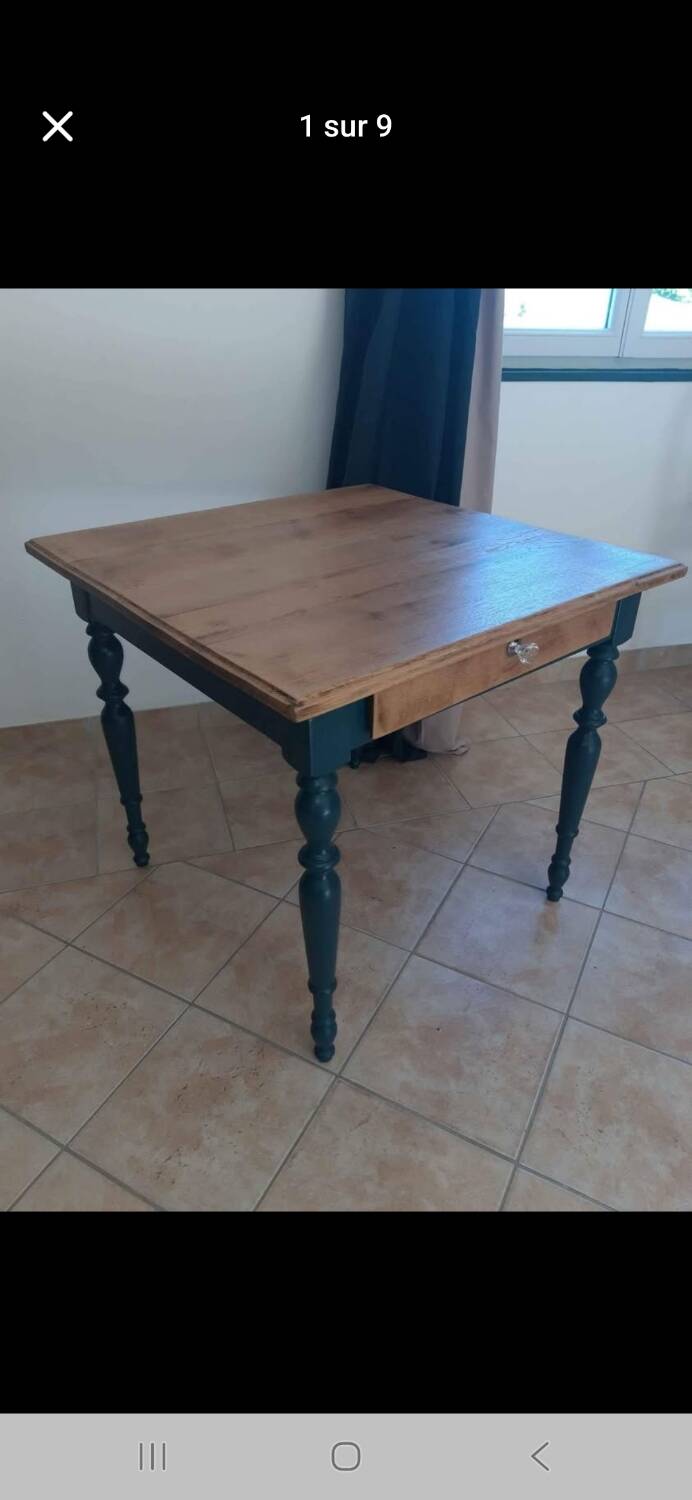 Table rouge bois carré