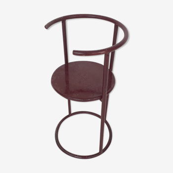 Chaise de style Bauhaus bordeaux cercle métallique rouge