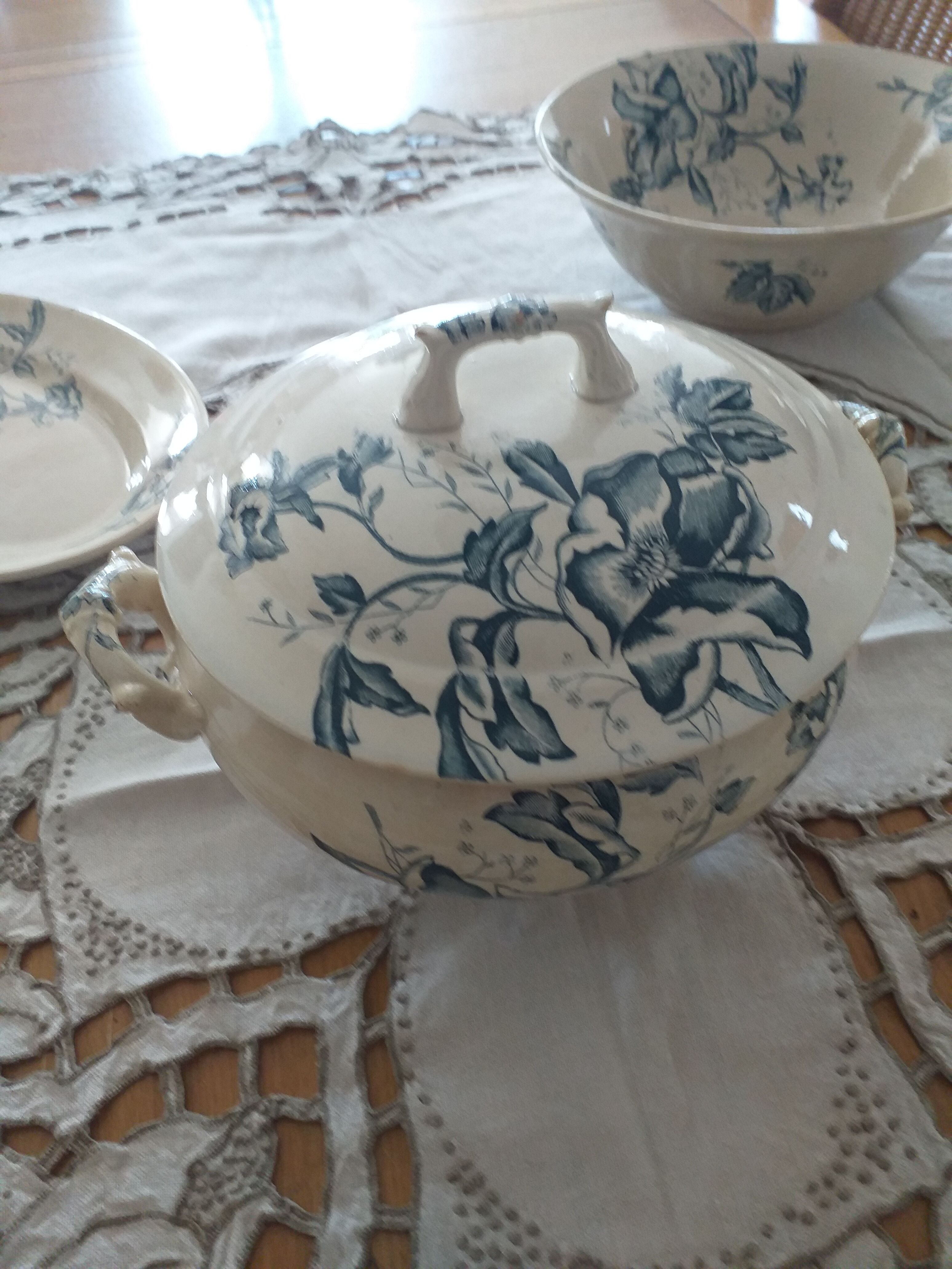 Old-size dishware Rose Faïencerie Lyonnaise