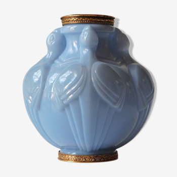 Vase art déco en opaline moulée et pressée estampillé CLA France décor d' Oiseaux