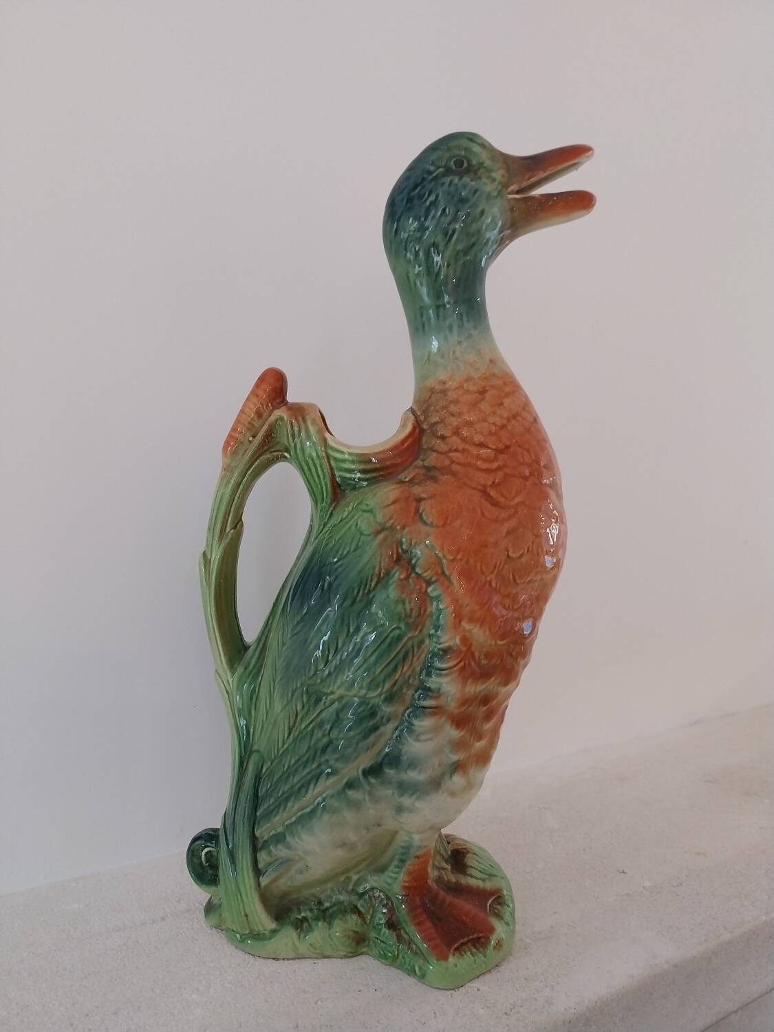Water jug in slipware from the 1960s. Decorated with a coloured duck. Unmarked.