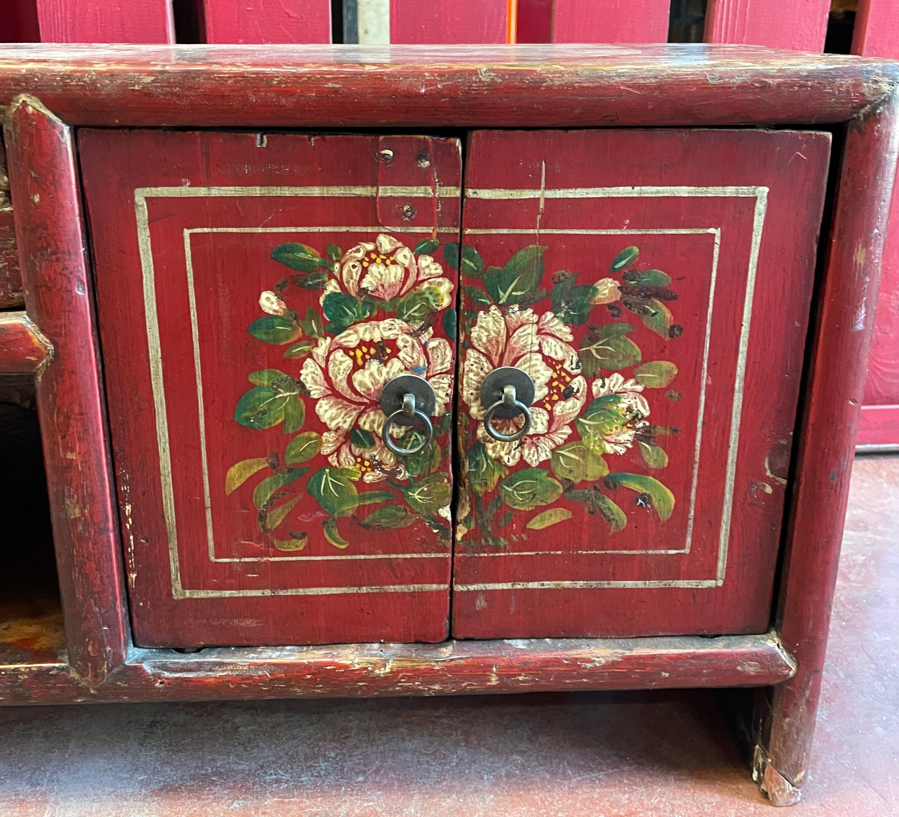Enfilade, banc en bois laqué rouge à décor floral polychrome, Chine XIXème
