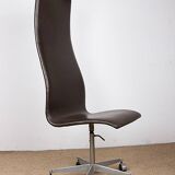 Set of 4 office chairs, leather and aluminum, Oxford/Arne Jacobsen model.