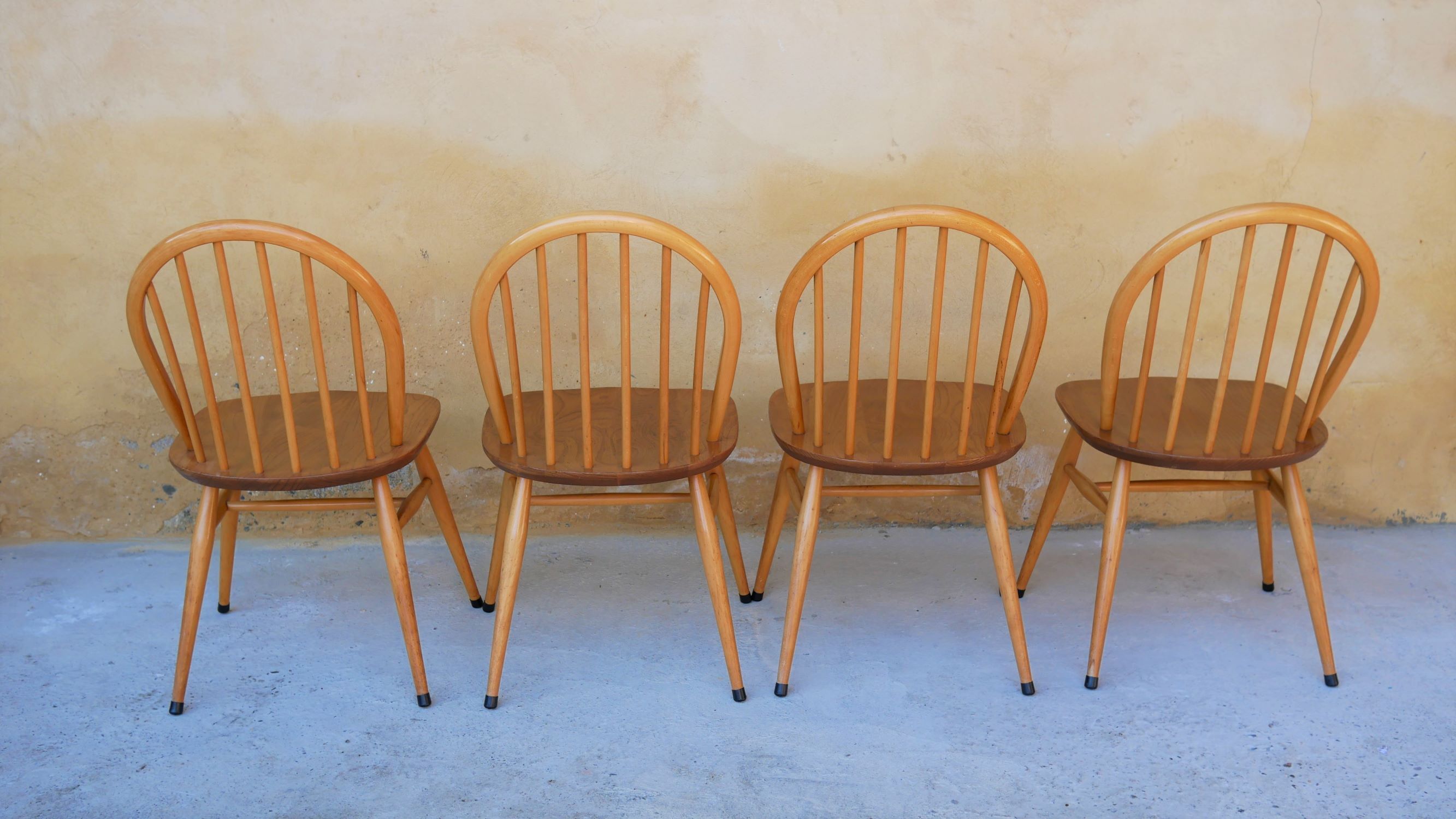 Série de 4 chaises « Windsor » par L. Ercolani pour les éditions Ercol