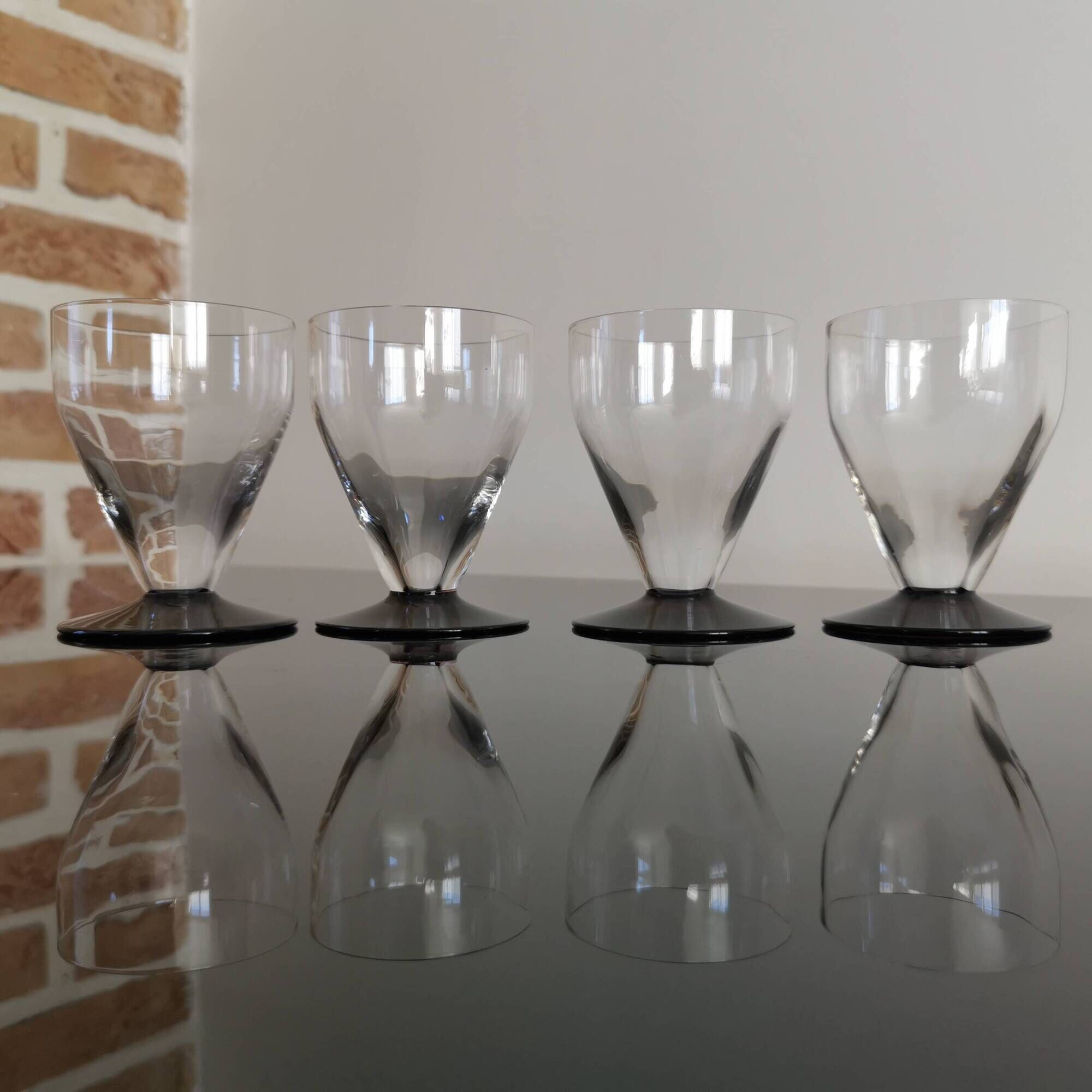 Set of 4 Art Deco wine glasses in purple-footed crystal, 1930