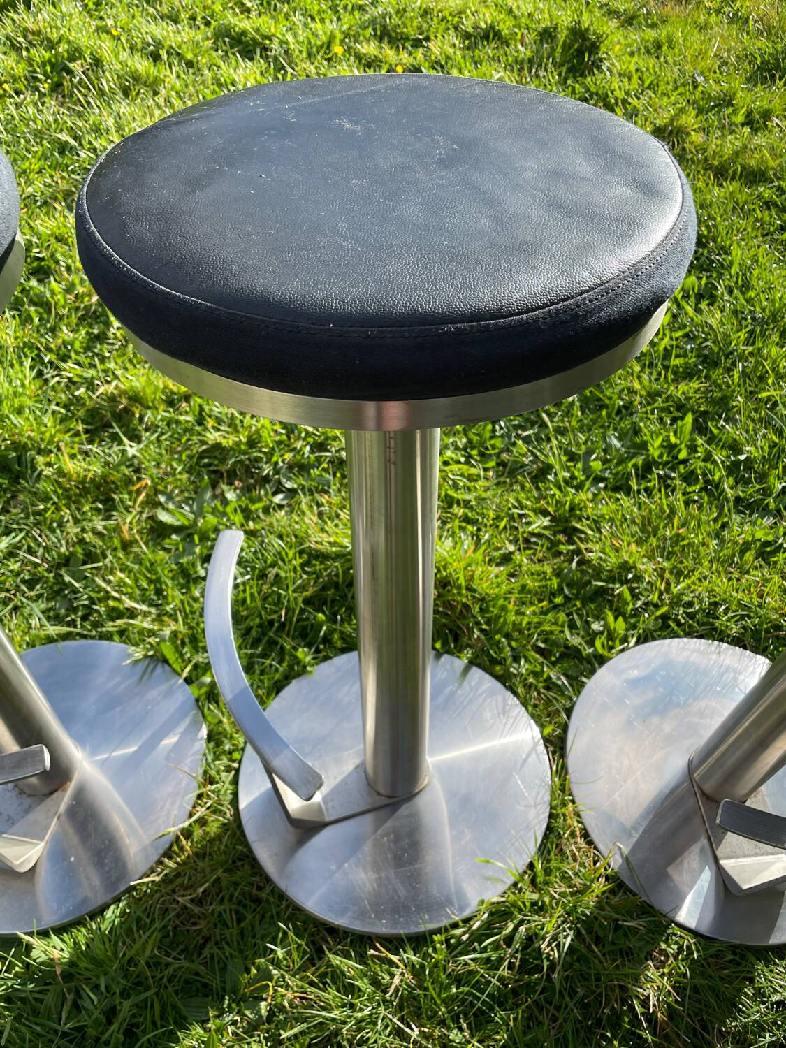 Tabourets de bar en inox et cuir noir