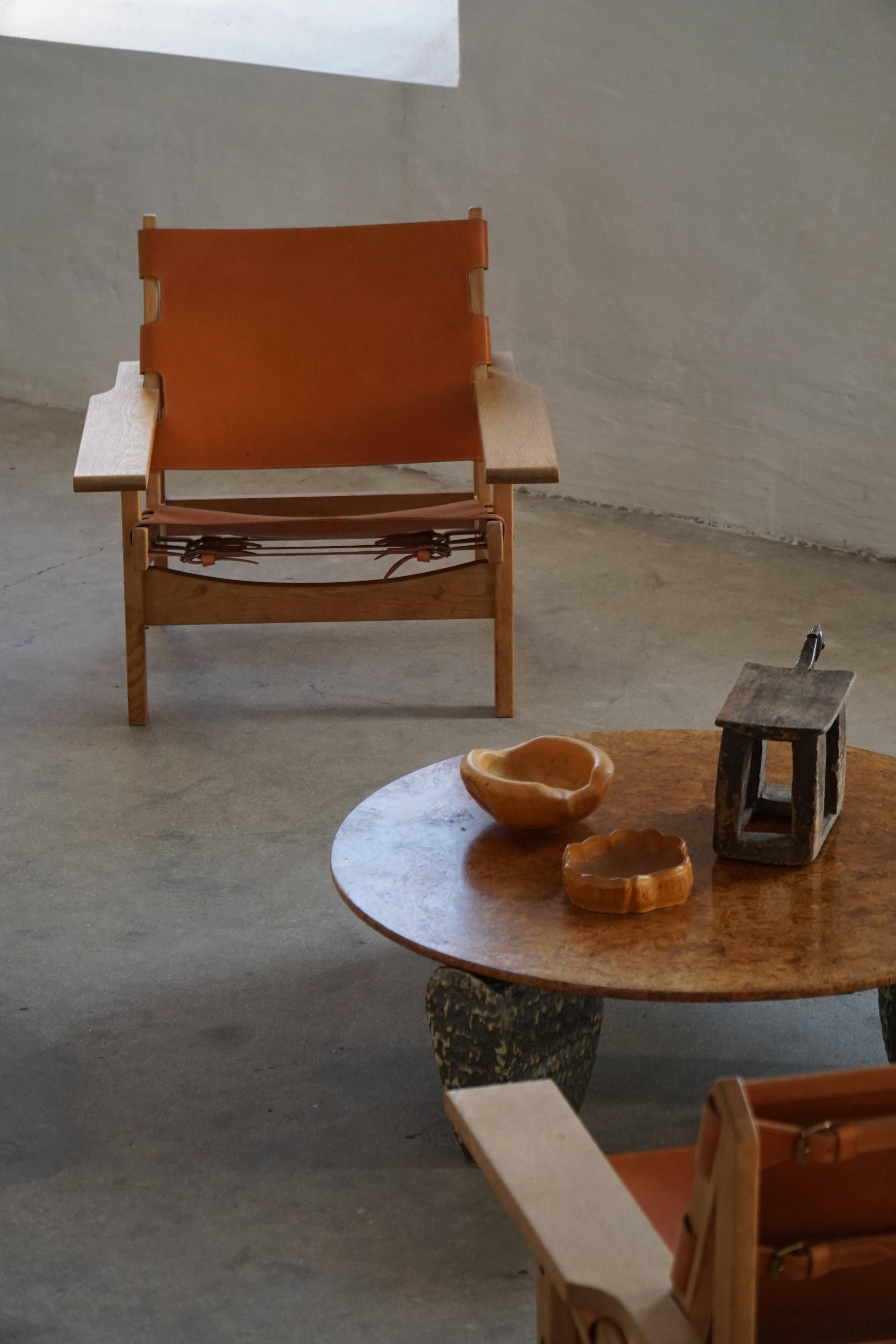 Pair of oak and leather hunting chairs by Kurt Østervig, modern Danish style from the 1960s.