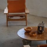 Pair of oak and leather hunting chairs by Kurt Østervig, modern Danish style from the 1960s.