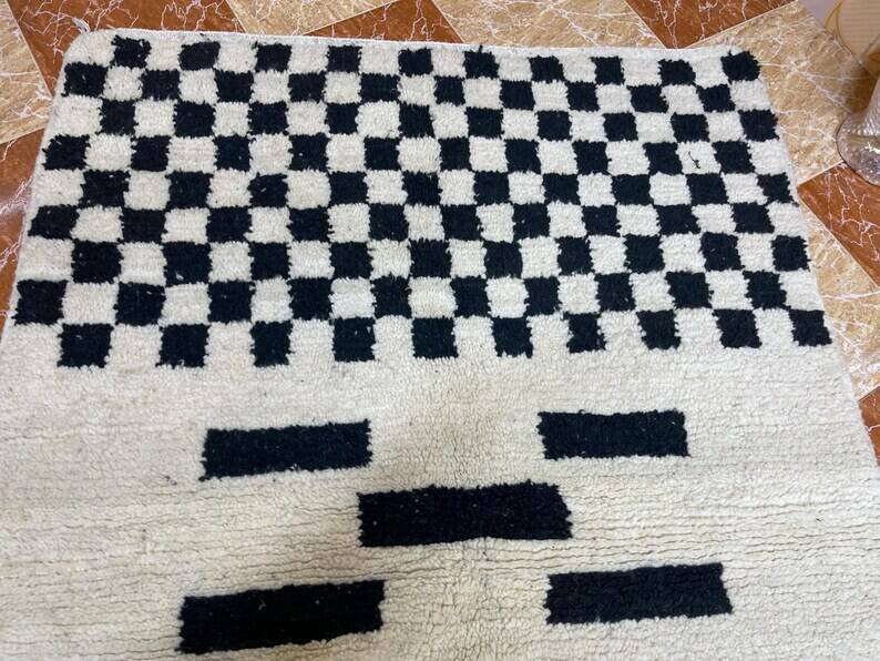 Handmade decorated Berber rug 250cm x 150cm