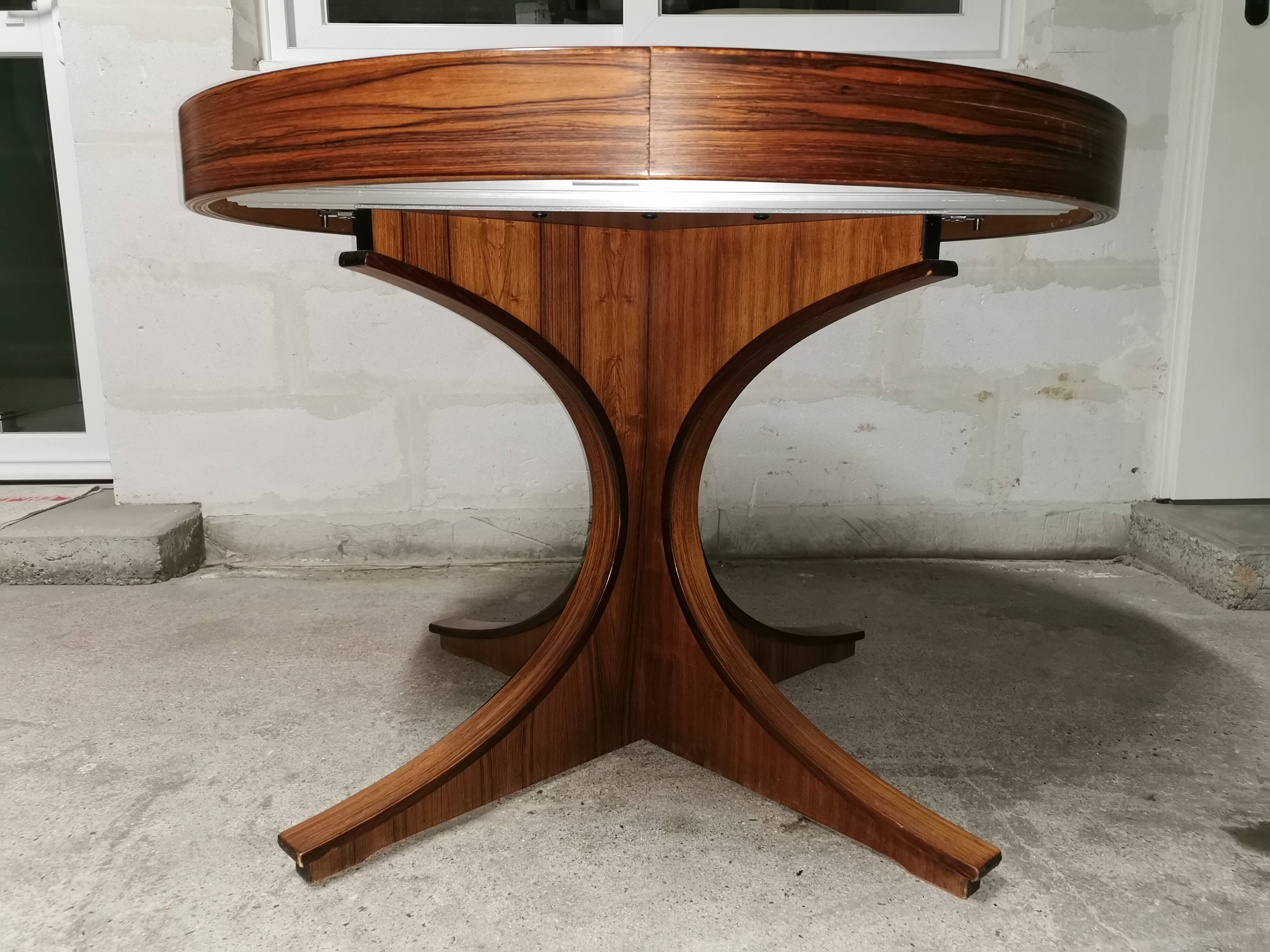 Rosewood extendable round table by Luigi Bartolini. vintage dining room 1960/70