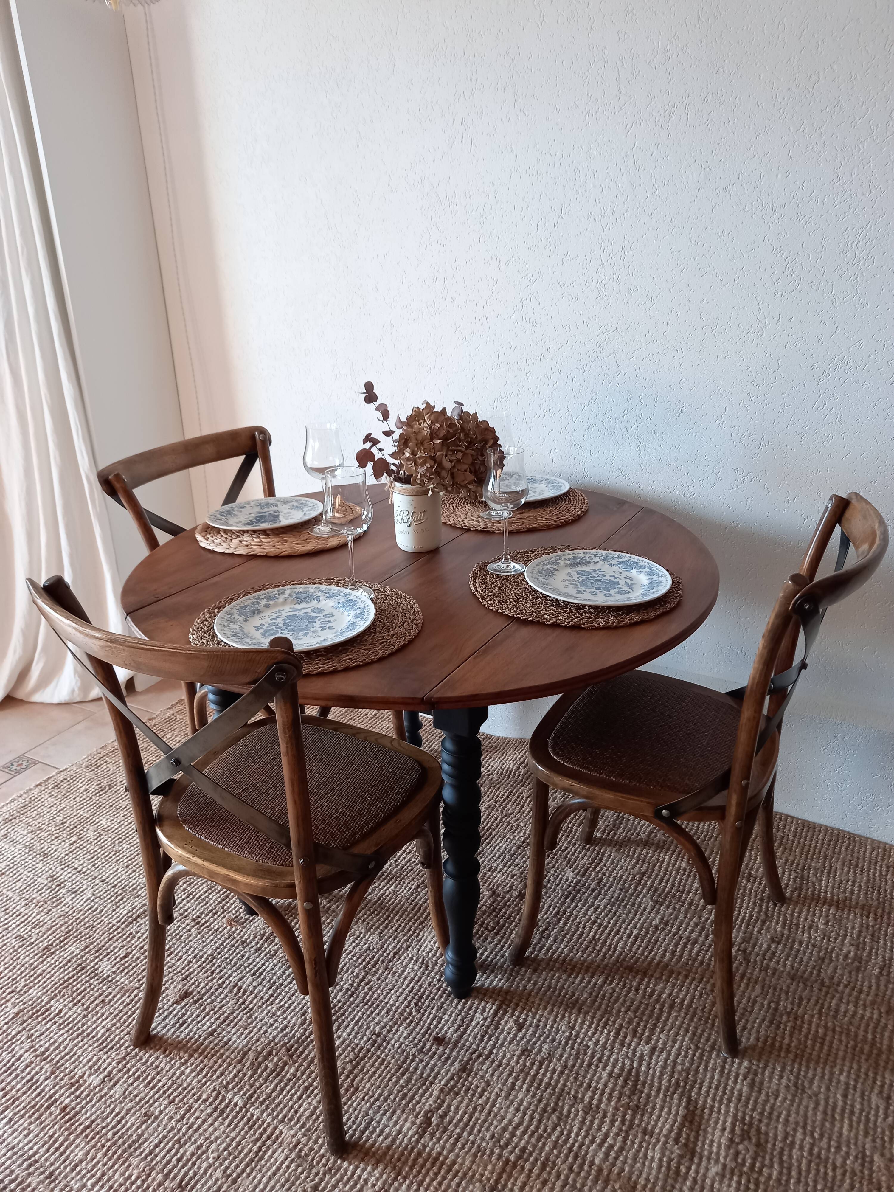 Round table with flaps