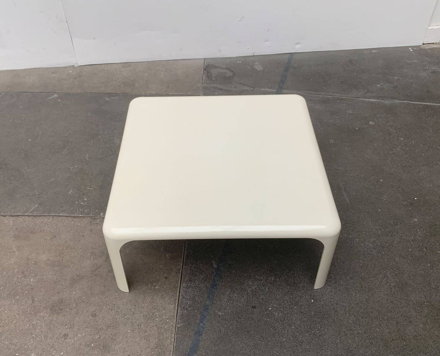 Demetrio lounge coffee table from the Italian space age of the mid-century by Vico Magistretti for Artemide.