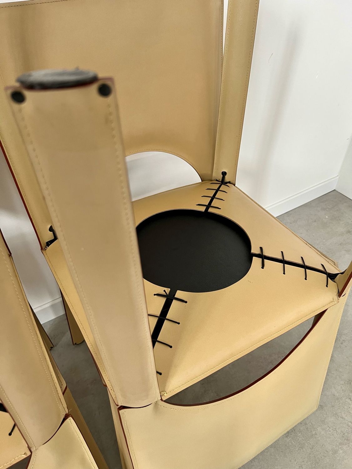 Lot 4 chairs all leather cream design 70s/80s Italy vintage