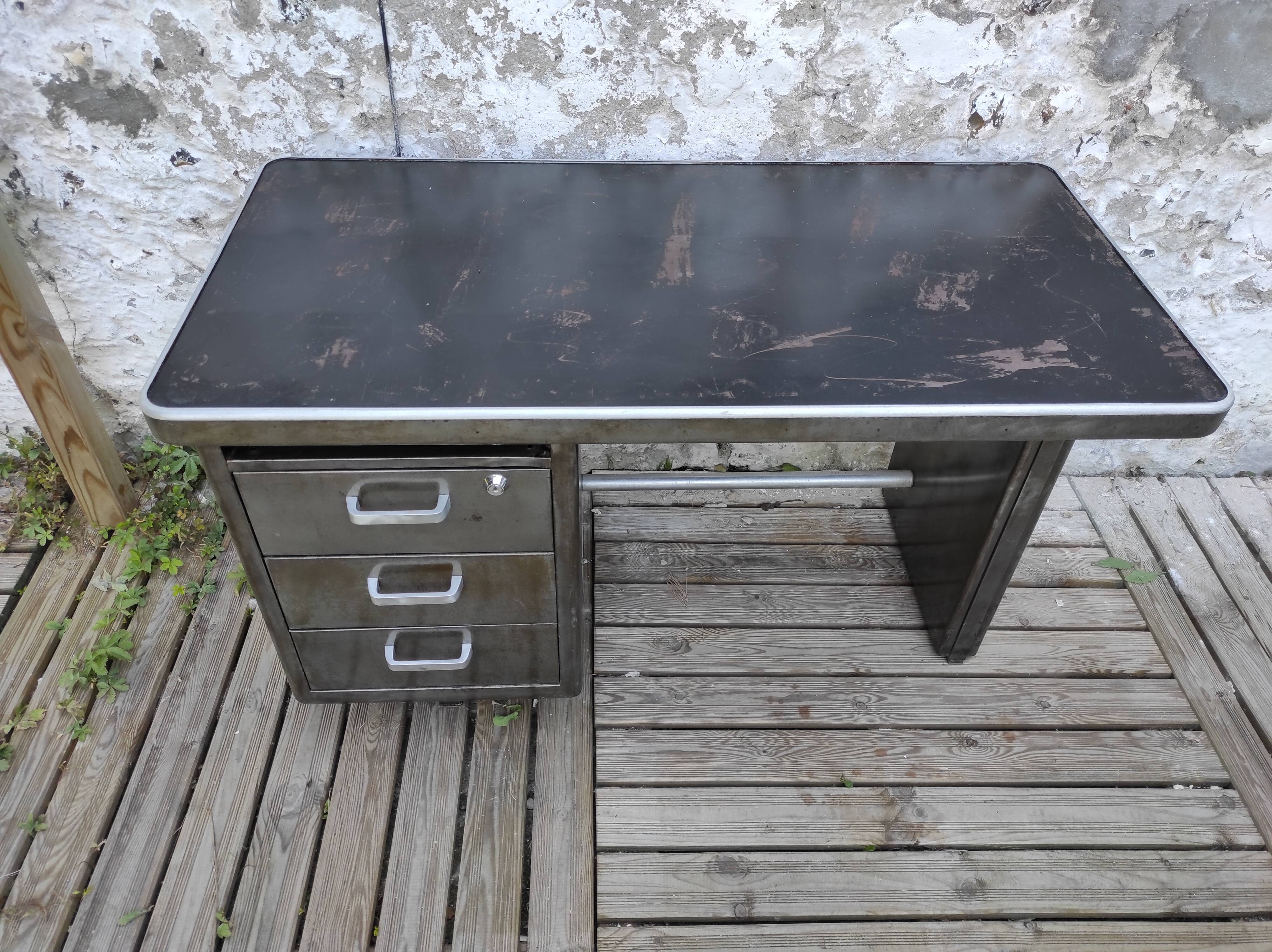 Strafor desk in brushed metal