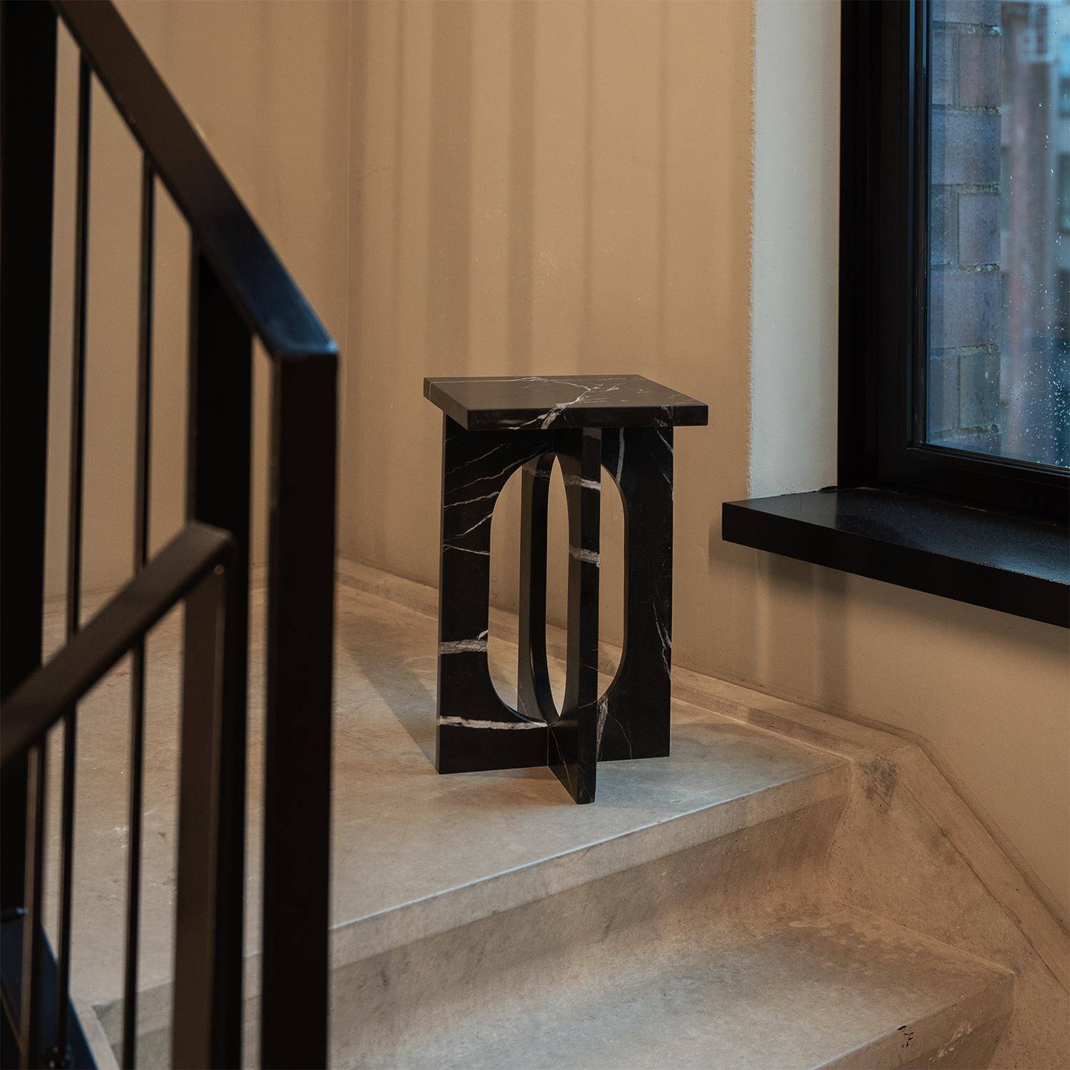 Table d'appoint en marbre noir "BOND"