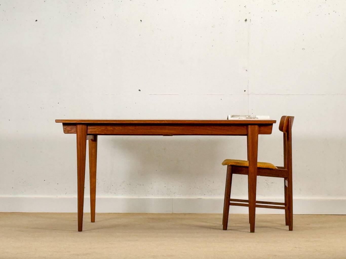 Table à manger extensible de style mid-century par A. Younger 1960