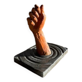 Walter De Buck "Het Hand" — Red-brown Wood Hand Sculpture on Dark Grey Concrete Base (1980)
