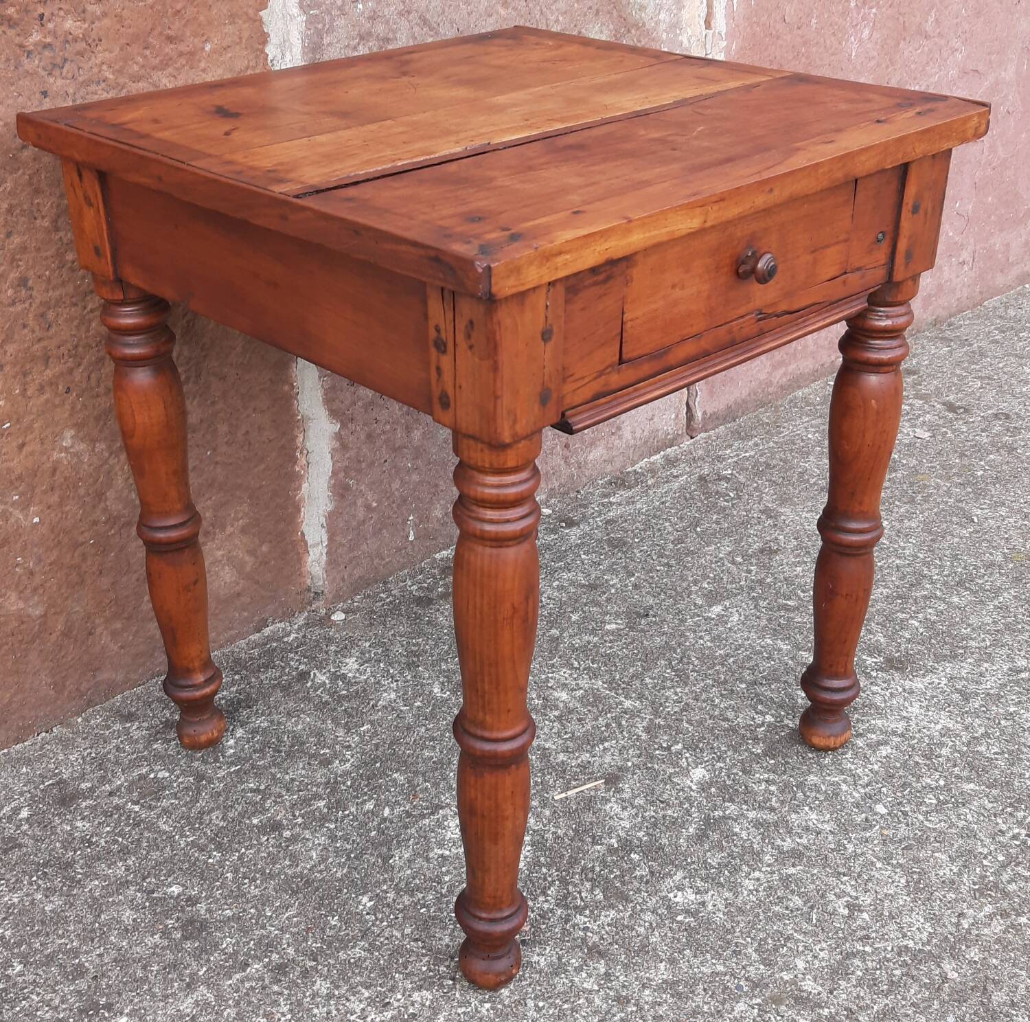 Coffee table or bedside table in wood. (With drawer)