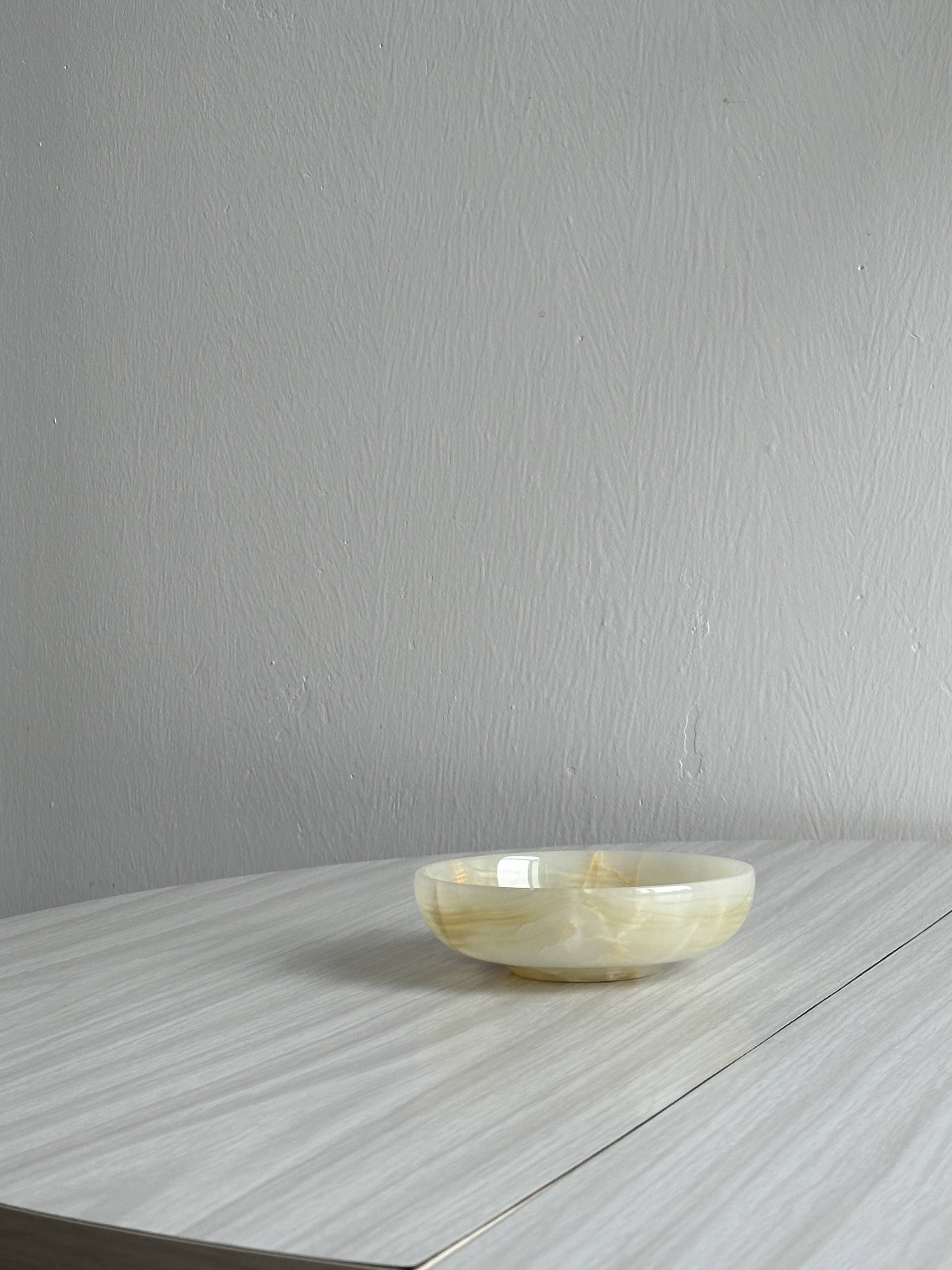 Marbled onyx pocket emptier