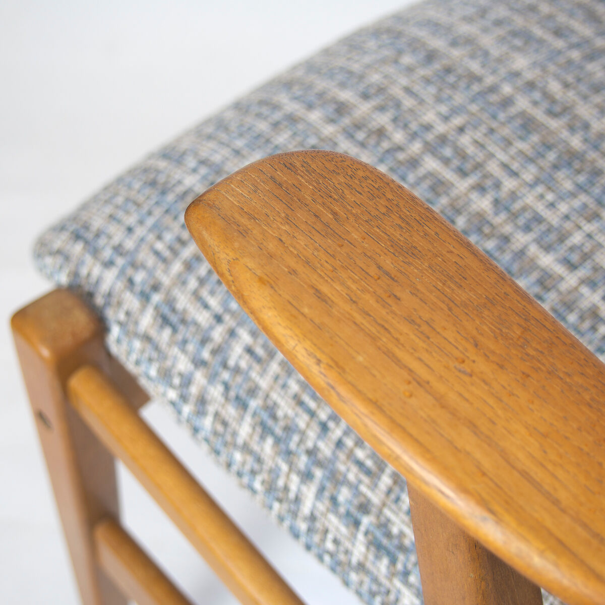 Scandinavian chair with armrests