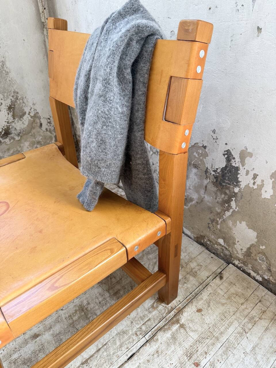 Elm and leather armchair Maison Regain