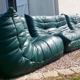 100% original et vintage (années 70) - Ensemble canapé Togo 4 à 5 personnes - Banquette 2 places, Banquette 1 place et angle 1 à 2 places en cuir vert forêt par Ligne Roset