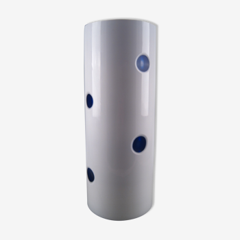 Vase rouleau design moderniste en verre bleu translucide et blanc , Arts décoratifs du XX ème