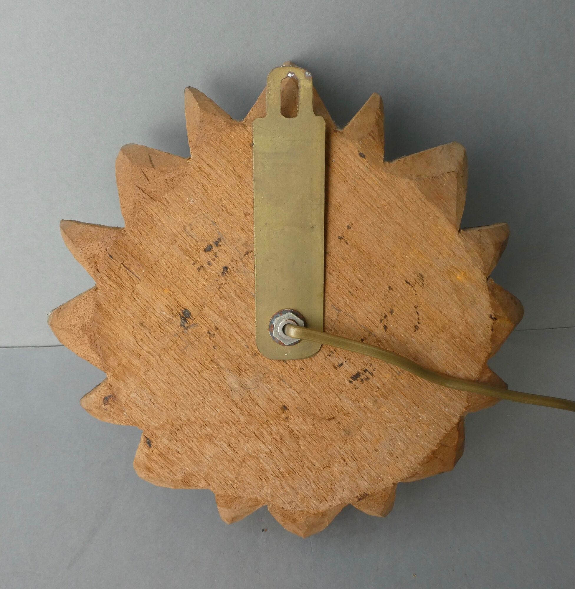 Applique forme fleur, en bois sculpté doré et verre, années 70