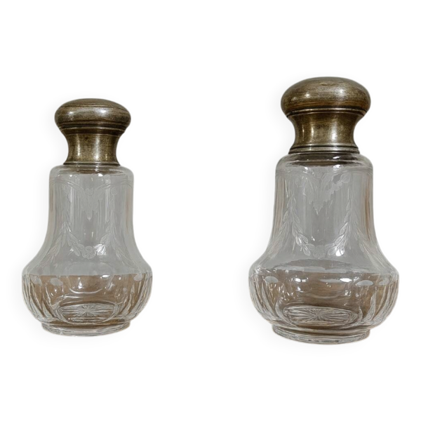 Paire de flacons anciens style Louis XVI en cristal finement gravé et argent