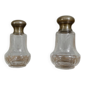 Paire de flacons anciens style Louis XVI en cristal finement gravé et argent