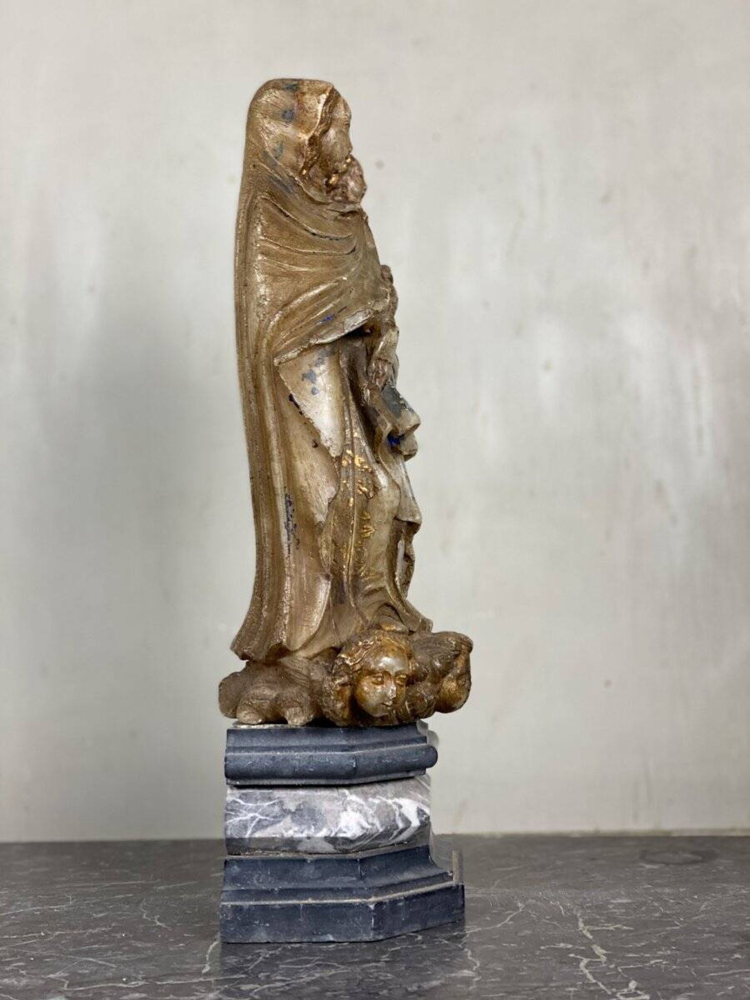 Virgin and Child in alabaster, significant trace of polychromy, Flanders 16th century.