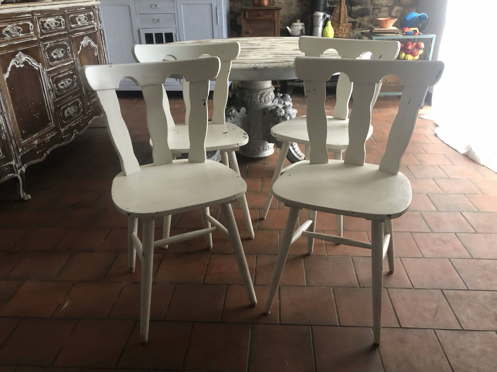 Table and its 4 chairs