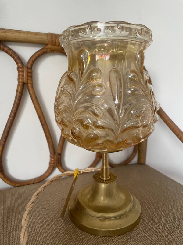 Lampe à poser globe verre ambré et pied laiton