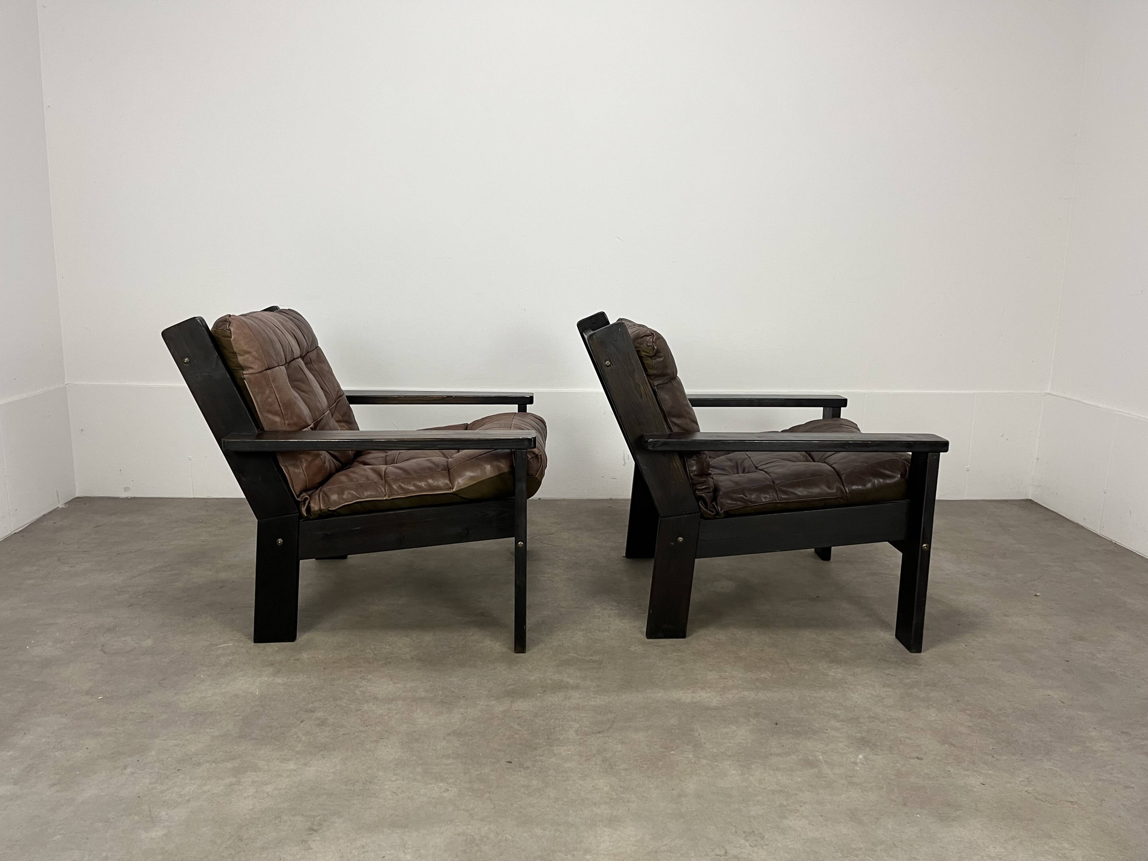 Living room sofa and brutalist armchairs in leather and wood, 70s, chalet style